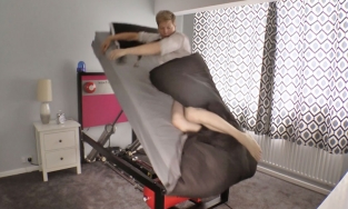 Youtuber phát minh ra chiếc giường báo thức 'thổi bay' kẻ hay ngủ nướng