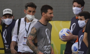 4 cầu thủ Argentina bị tạm giữ ngay trong trận đấu 'siêu kinh điển' với Brazil vì khai báo y tế gian dối