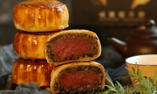 Bánh Trung thu 'phiên bản giới hạn' nhân thịt bò Wellington có giá 1,6 triệu đồng/cặp