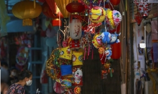 Hàng Mã ngày Tết trung thu: Người dân hồ hởi đổ về, hàng quán chỉ mở hé 