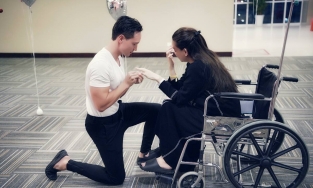 Kim Lý cầu hôn Hồ Ngọc Hà ngay tại bệnh viện sau ca mổ sinh con thành công