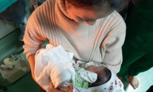 Vụ bé sơ sinh bị nhét giấy vệ sinh bỏ trong thùng rác: Người bố lên tiếng