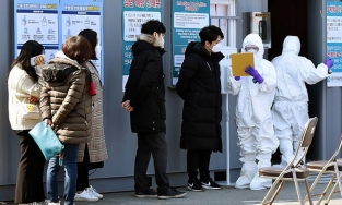 Hàn Quốc áp lực trước sự bùng nổ của Covid-19 