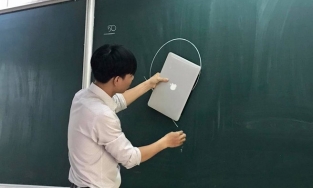 Không có tiền mua thước, thầy giáo đành dùng Macbook kẻ tạm