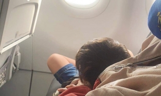 Mẹ trẻ bị ném đá vì bắt người khác phải nhường ghế cho con trên máy bay