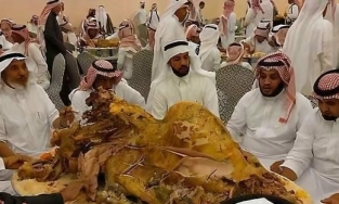 Bữa tối của dân nhà giàu Dubai: Nguyên con lạc đà nướng, cả nhà ngồi xé tay