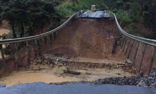 Tuyến đường nối Đắk Lắk và Khánh Hòa gãy đôi vì sạt lở sâu 10m