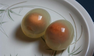 Quả trứng luộc có lòng trắng trong suốt dù luộc đến 15 phút