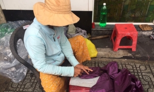 Nghề vá áo mưa rách nổi tiếng một thời dần bị lãng quên