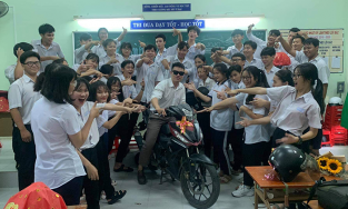 Cả lớp chơi lớn mua xe máy tặng thầy giáo nhưng sự thật khiến ai cũng bật cười