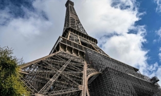 Một đoạn cầu thang của Tháp Eiffel được bán cho cá nhân với giá gần 8,5 tỷ