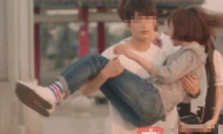 Lãng mạn bế bạn gái nặng 65kg, chàng trai bị gãy cánh tay