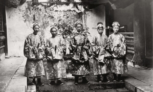 Bộ ảnh tiết lộ đời sống người Việt 100 năm trước