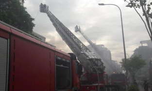 TP. HCM: Giải cứu 2 người mắc kẹt trong căn nhà bị cháy