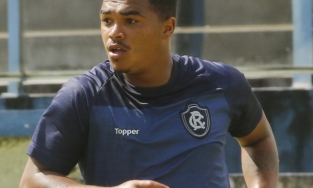 Cầu thủ tụt quần ngay trên sân sau khi ghi bàn thắng