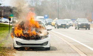 Học cách bảo toàn mạng sống khi xe bốc cháy