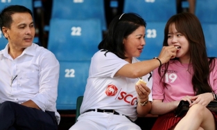 Huỳnh Anh khoe tin nhắn thân thiết với mẹ Quang Hải sau khi cầu thủ dính nghi vấn có tình mới