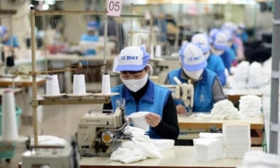 Từ 1/2/2021, lao động nữ hưởng thêm tiền lương khi đi làm ngày 'đèn đỏ' 