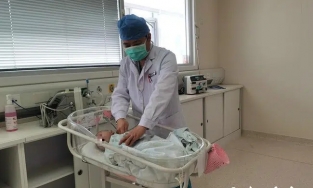 Trẻ sơ sinh nhiễm trùng phổi do cha mẹ pha sữa bột quá đặc