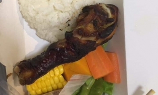 Đặt phần cơm giảm giá, cô gái sốc khi nhận đồ ăn giảm luôn chất lượng