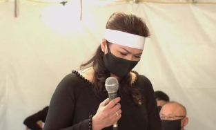 Vợ Chí Tài khóc nghẹn, hát tiễn biệt chồng lần cuối