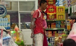 Người chồng quần áo lấm lem dắt vợ con đi mua sắm vui vẻ ở hàng tạp hoá