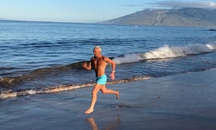 Vóc dáng siêu mẫu của cụ ông gần 70 tuổi