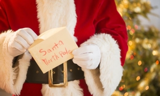 Bé gái 9 tuổi khiến ai nấy đều toát mồ hôi khi 'đòi quà' ông già Noel