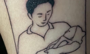 Cô gái xăm hình ảnh bố bế trên tay để làm kỉ niệm