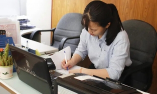 Nhân viên nữ xin nghỉ việc trước Tết, sếp dằn mặt miệt thị và đòi lại lương ứng trước