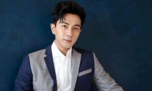 Lưu Khải Uy lạnh lùng nhìn người hâm mộ nữ bị vệ sĩ của mình xô ngã thô bạo