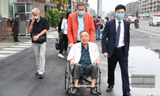 Tỷ phú 80 tuổi bị vợ đòi ly hôn 2 lần vì nguyên nhân từ 30 năm trước 