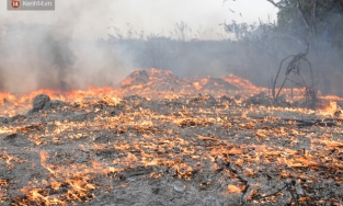 Hà Nội: Cháy lớn ngay dưới chân cầu Thanh Trì