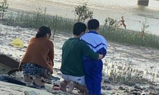 Hà Tĩnh: Bố ôm con quỳ gối bên sông chờ tìm kiếm người mẹ nhảy cầu tự tử