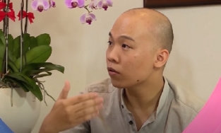 Chàng trai tự tin lột bỏ tóc giả lộ đầu cạo trọc trên chương trình hẹn hò