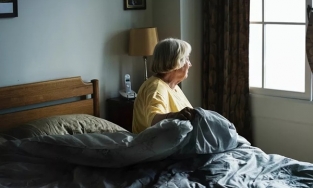 Cụ ông 78 tuổi kiện chính quyền vì không được phép chăm sóc vợ