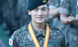 Tiếp nối Lee Jong Suk, Park Hyung Sik cũng xuất ngũ trong hôm nay 4/1