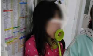 TP.HCM: Bé gái 7 tuổi bị kẹt lưỡi trong bình nước uống