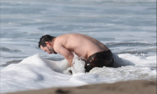 Tài tử Keanu Reeves khoe thân hình săn chắc ở tuổi 56