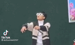 Nam sinh cấp 3 gây chú ý vì phong cách biểu diễn văn nghệ y hệt Sơn Tùng M-TP 