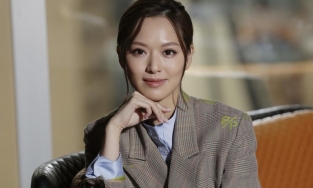 Hoa hậu Hong Kong lên tiếng về tin đồn dựa dẫm đại gia