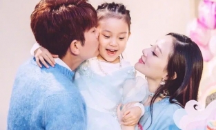 Lý Tiểu Lộ đưa con gái đi chơi cùng người đàn ông giấu mặt