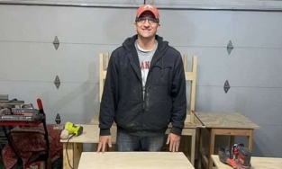 Thầy giáo người Mỹ làm hàng nghìn bàn học miễn phí cho học sinh nghèo