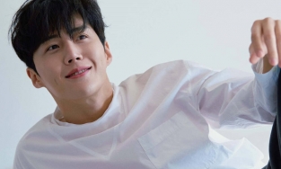 Nam phụ 'Khởi nghiệp' Kim Seon Ho khoe vẻ lãng tử trong bộ ảnh mới