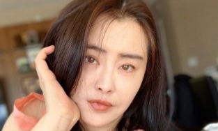 Vương Tổ Hiền khoe nhan sắc trẻ trung ở tuổi 54