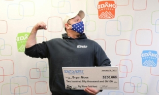 Mua vé số để ủng hộ từ thiện, người đàn ông trúng giải độc đắc đến 6 lần