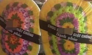 Chính thất tặng vòng hoa làm lễ nhượng chồng cho 'tiểu tam'