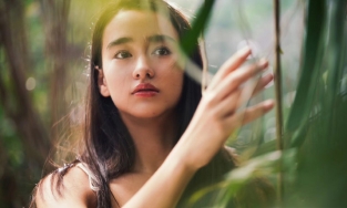 Vẻ đẹp hút mắt của 'đóa hồng lai' 18 tuổi - nàng thơ mới của Vương Gia Vệ