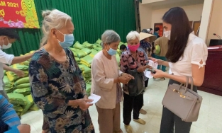 Hậu miền Trung, Thủy Tiên về miền Tây tặng quà Tết cho hơn 3000 dân nghèo