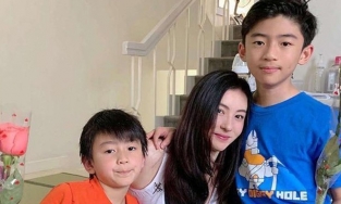 Con trai Trương Bá Chi được khen ngợi càng ngày càng giống hệt Tạ Đình Phong